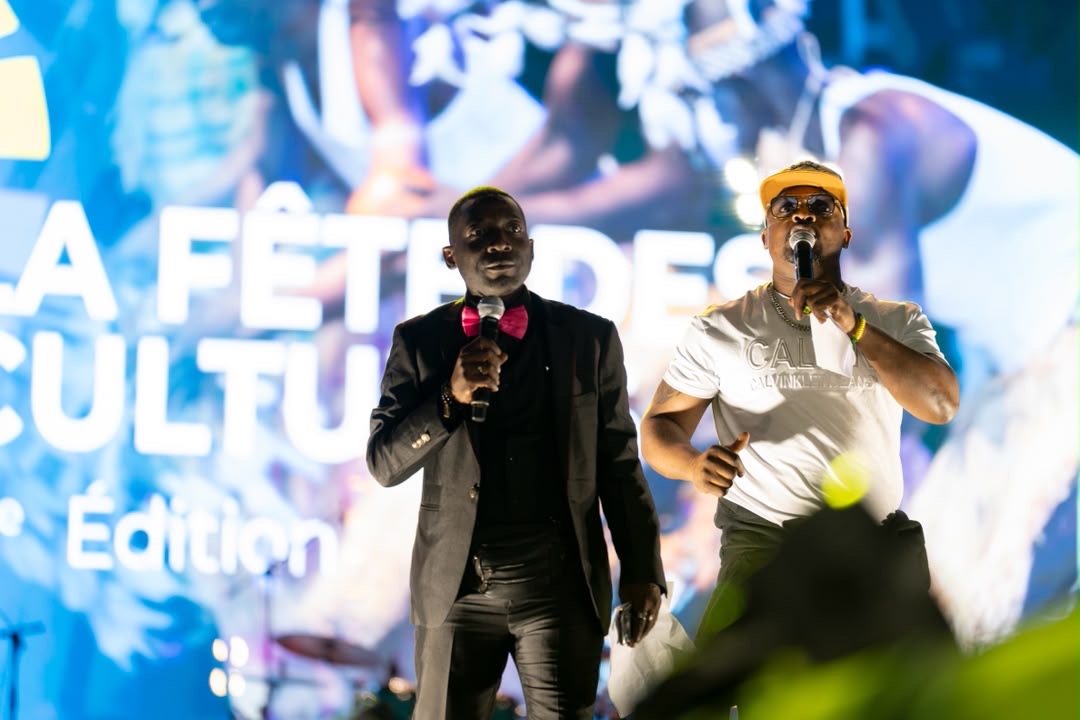Deux artistes chantent devant le grand écran de la Fête des Cultures.
