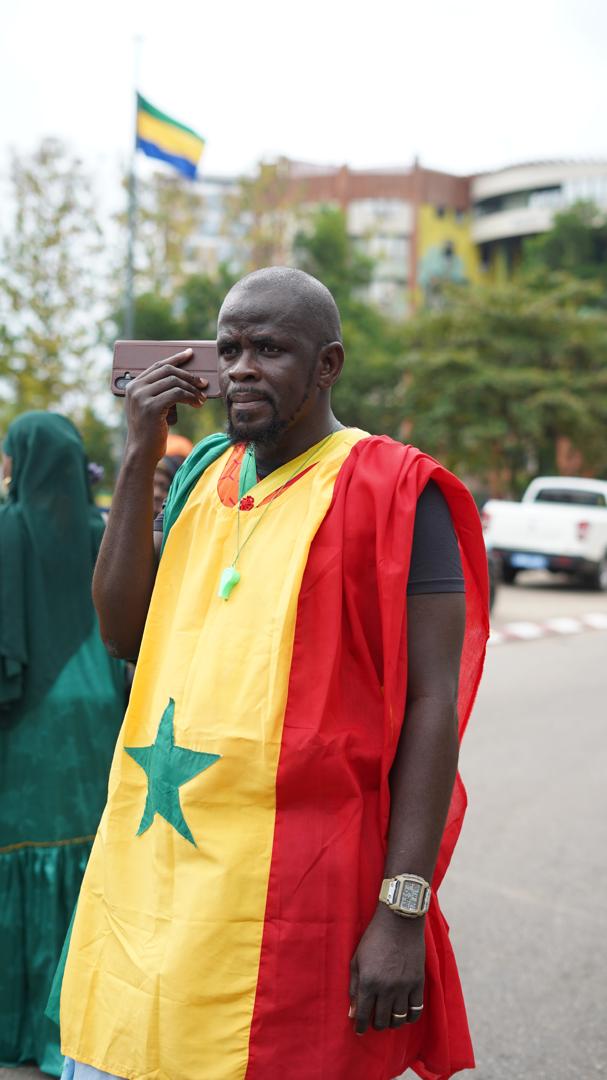 Un participant porte les couleurs et l’étoile du drapeau sénégalais.